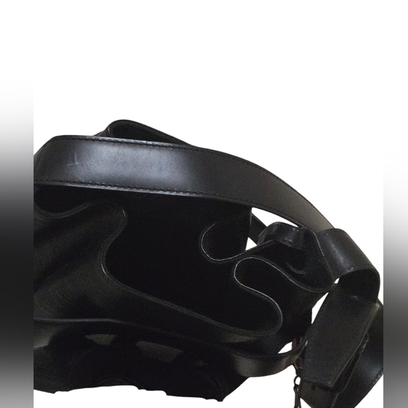 $2000 Authentic LOUIS VUITTON Epi Sac D'Epaule in Black. - Picture 11 of 17